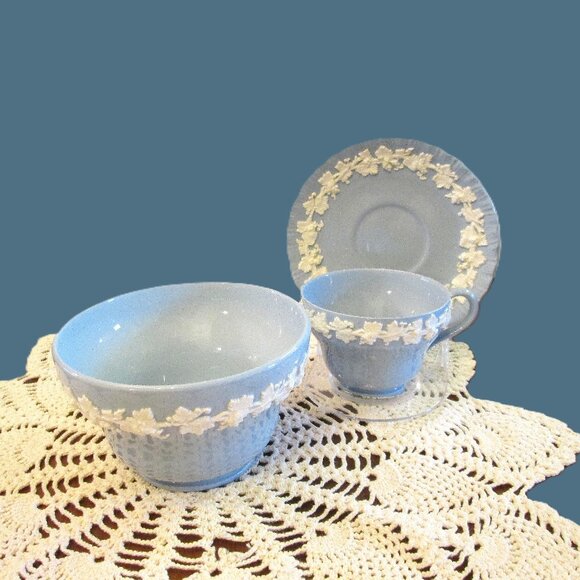 Wedgwood 3 piece set Etruria & Barlaston made in England Embossed Queensware bow - Picture 11 of 11